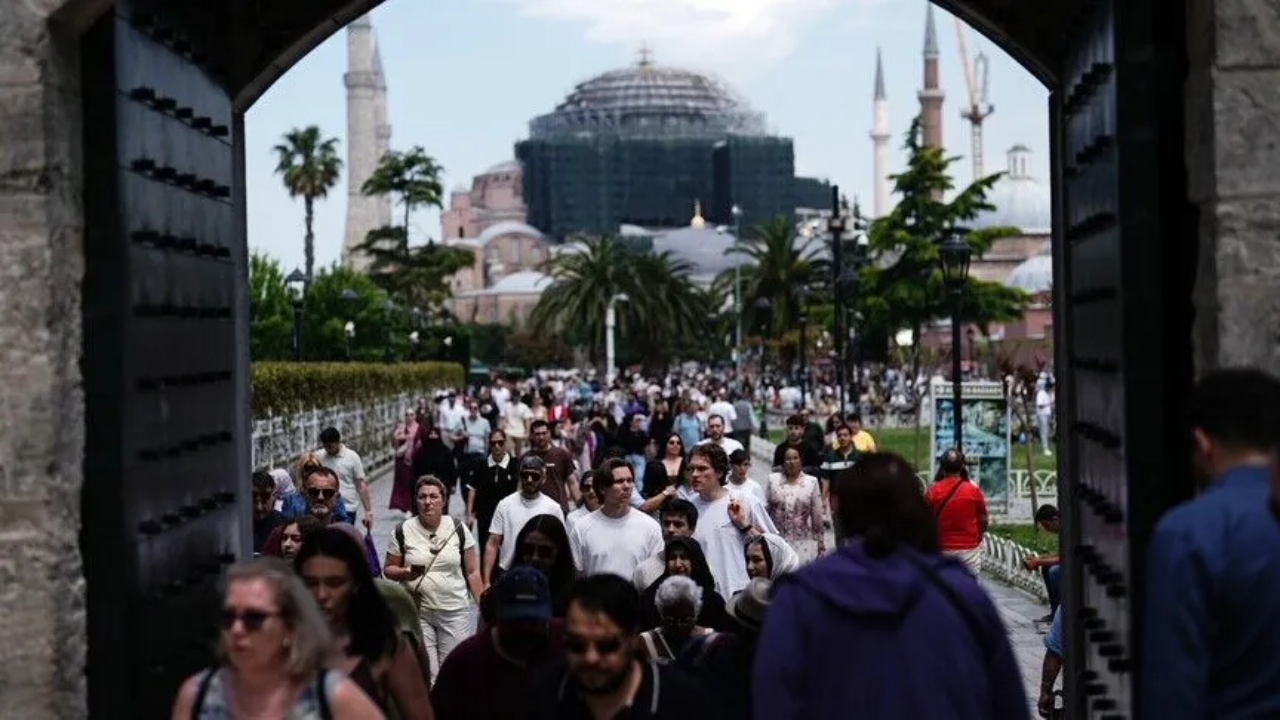 Yerli turistler 102,3 milyar lira seyahat harcaması yaptı