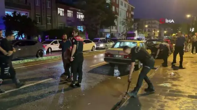 Öfkeli baba, kızını rahatsız eden gencin kulağını kesti: 1'i polis 2 yaralı