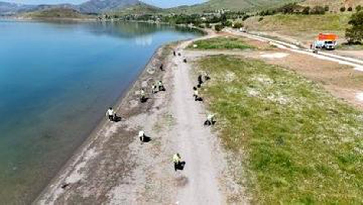 Hazar Gölü'nde dev temizlik 12 ton atık toplandı