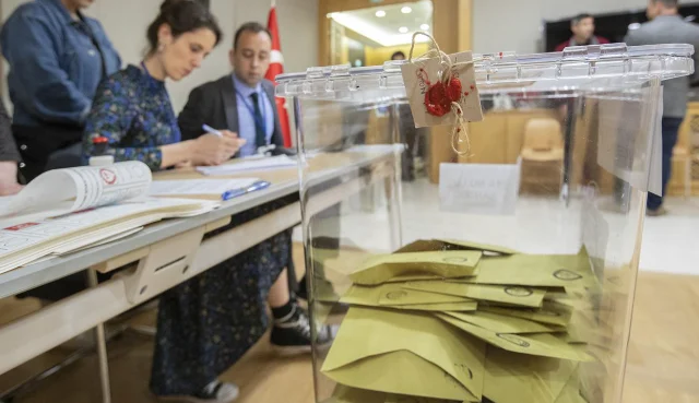 Seçimde büyük skandal! Komisyon binasına baskın