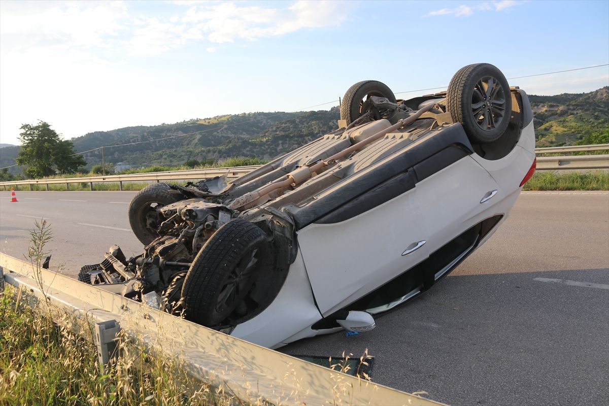 Amasya'da devrilen otomobilin sürücüsü yaralandı