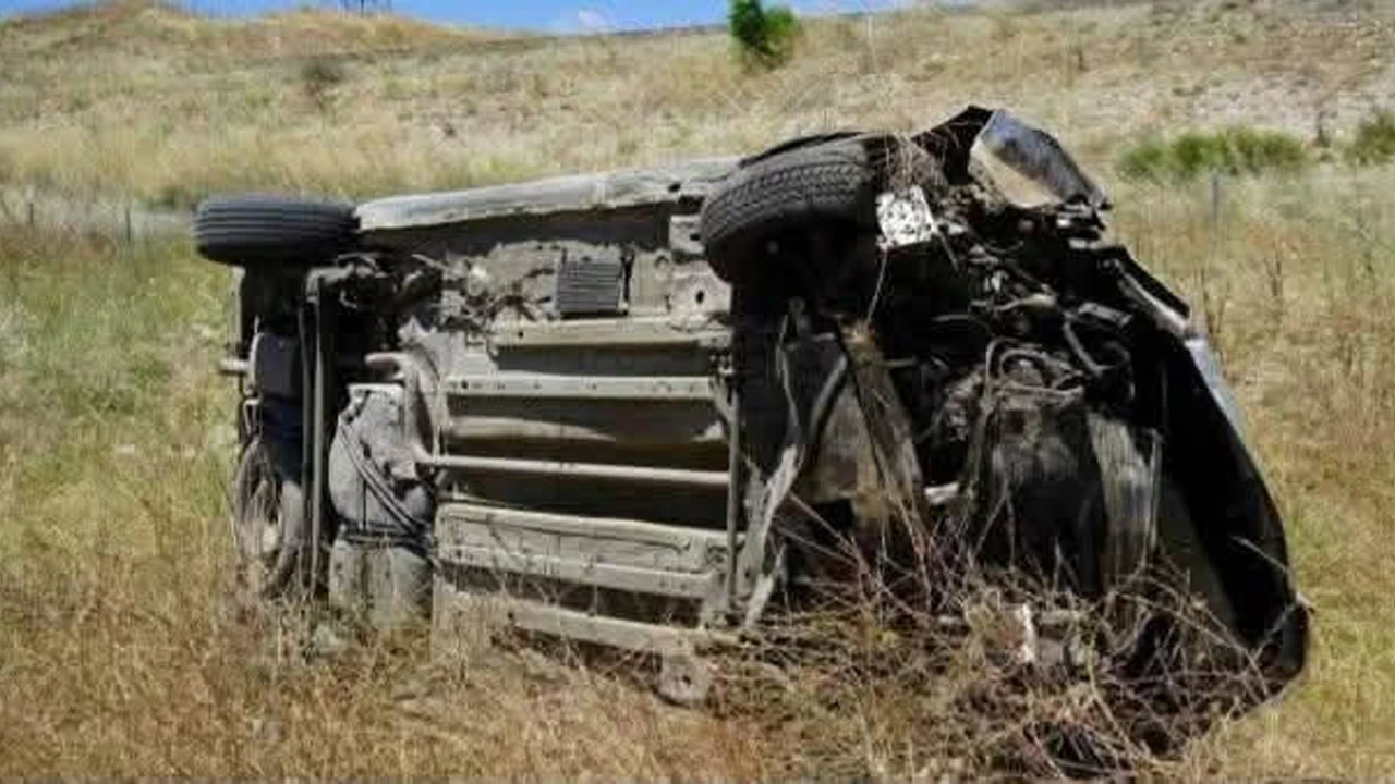 Araç şarampole uçtu: 1'i çocuk 3 yaralı
