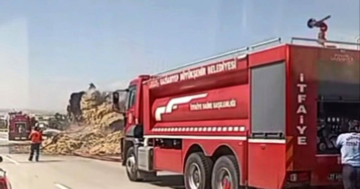 Gaziantep'te saman balyası yüklü tırda yangın