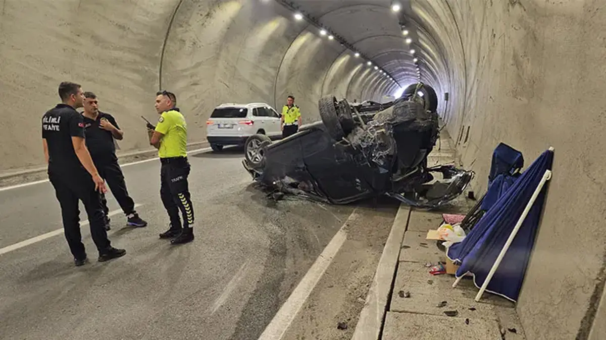 Otomobil, tünelde TIR'a çarpıp takla attı: 2 yaralı