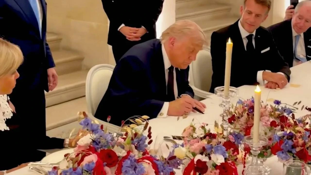Trump, İran mutabakatını Versay Sarayı’nda imzaladı