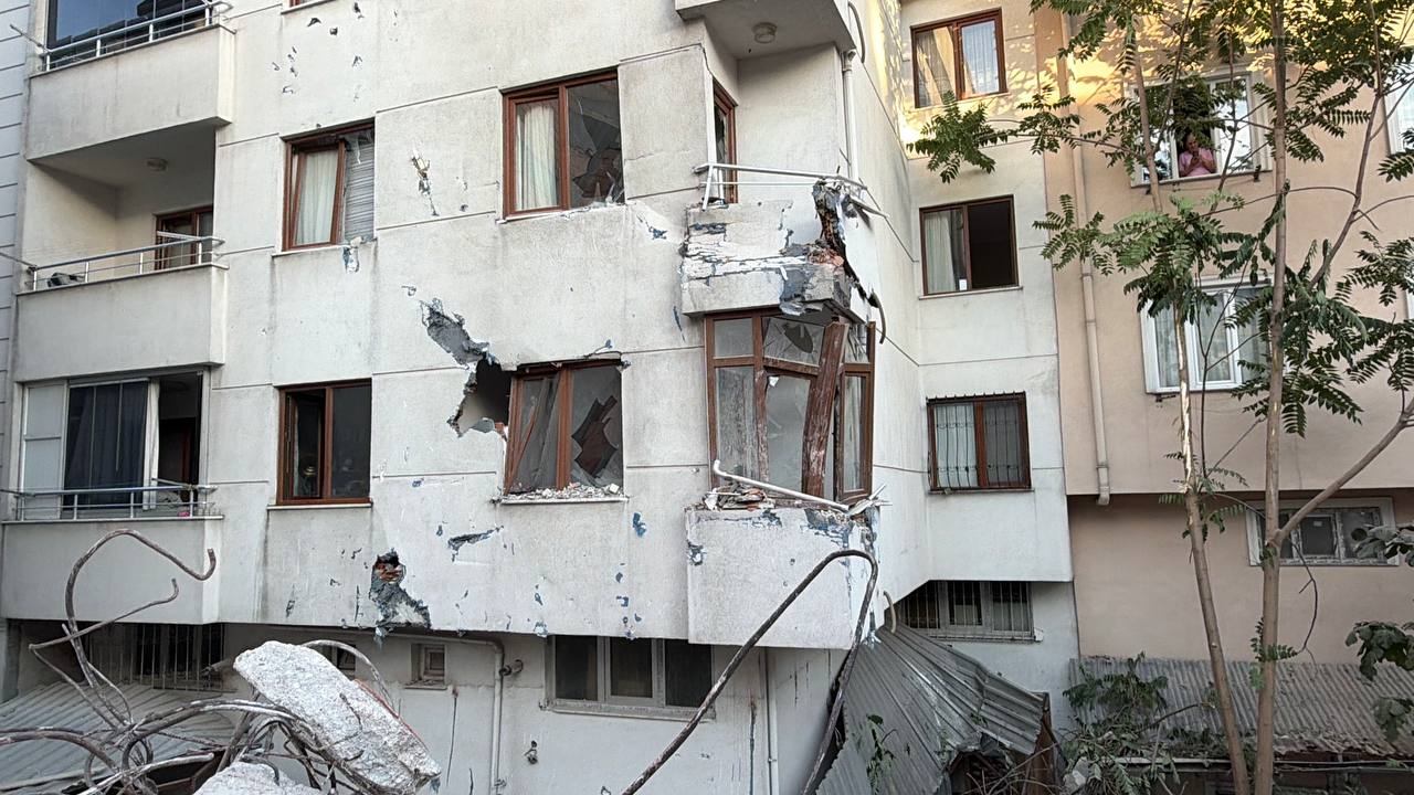 Küçükçekmece’de yıkım paniği. Binanın bir bölümü yan apartmana devrildi