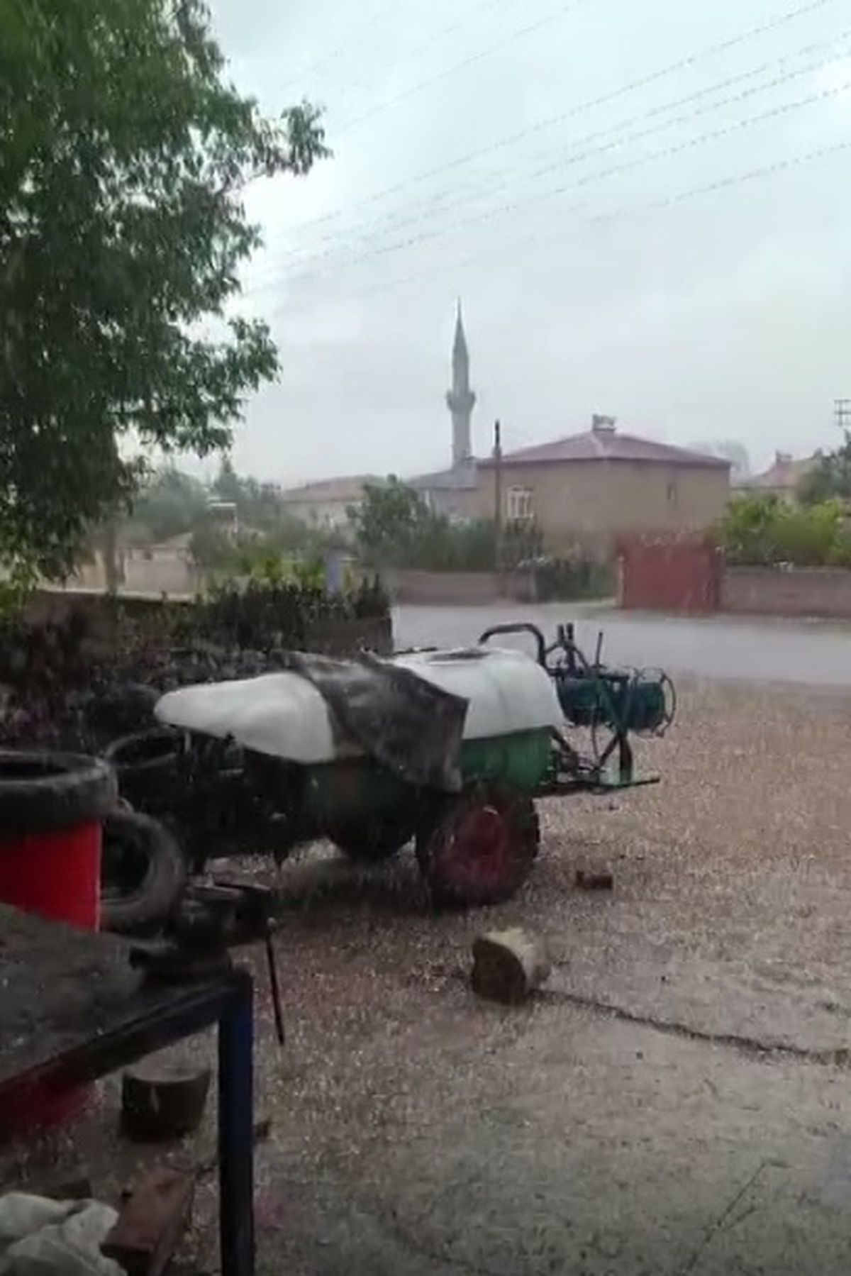 Niğde'de Etkili Olan Dolu Yağışı Hayatı Olumsuz Etkiledi