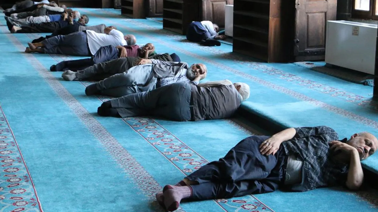 Sıcaklık 40 dereceyi aşınca çareyi orada buldular!