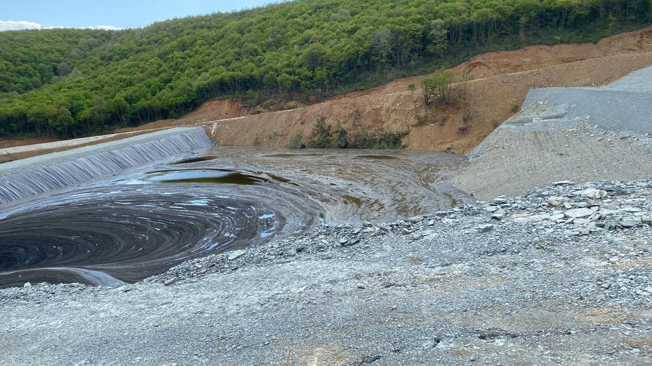"İzmit Körfezi'ndeki ağır metallerle kirlenmiş çamur dere yatağına döküldü" iddiası