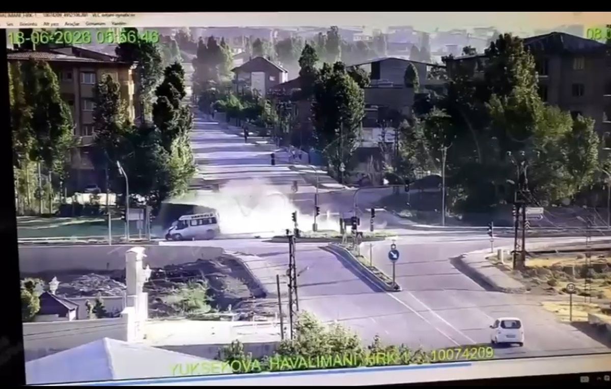 Yüksekova'da kavşakta minibüs ile kamyon çarpıştı: 3 ölü, 2 yaralı