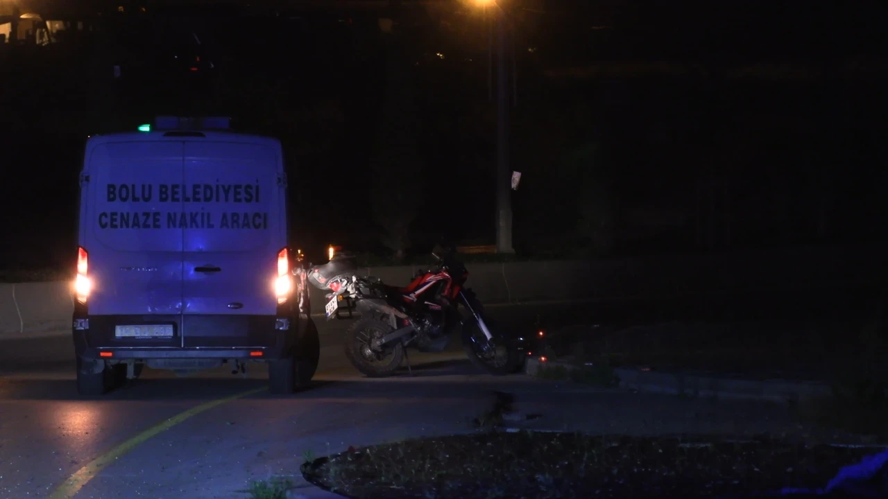 Kaldırıma çarpan motosikletli metrelerce savruldu