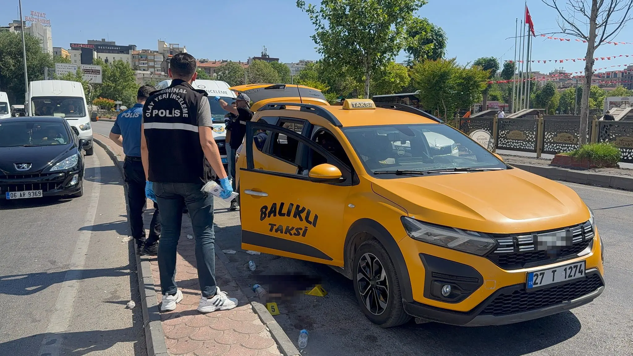 Taksi durağı önünde dehşet! Yolcu anlaşmazlığında kan aktı
