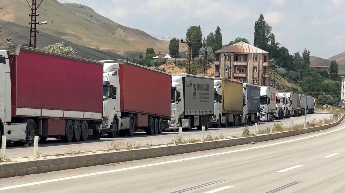 Türkiye-İran sınırında 5 kilometrelik tır kuyruğu oluştu