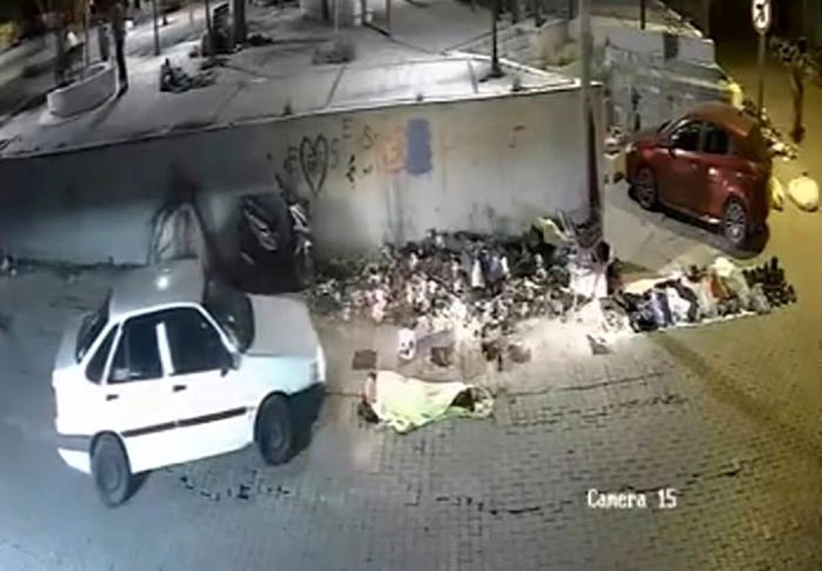 Kaldırımda uyuyanı fark etmedi, üzerinden otomobille geçti: O anlar kamerada