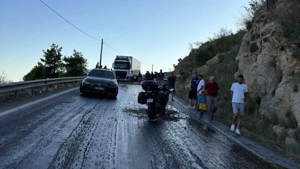 Mersin'de bir damla mazot kazaya yol açtı: 4 araç birbirine girdi!