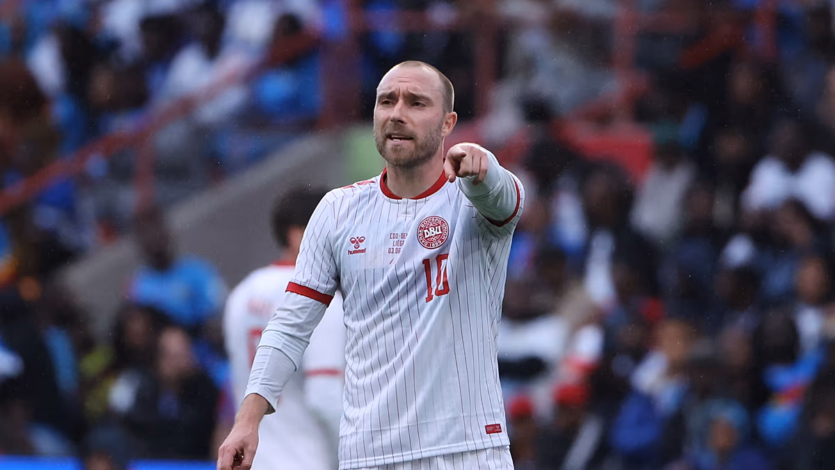 Danimarkalı futbolcu Eriksen sahada bayıldı, bilinci yerinde