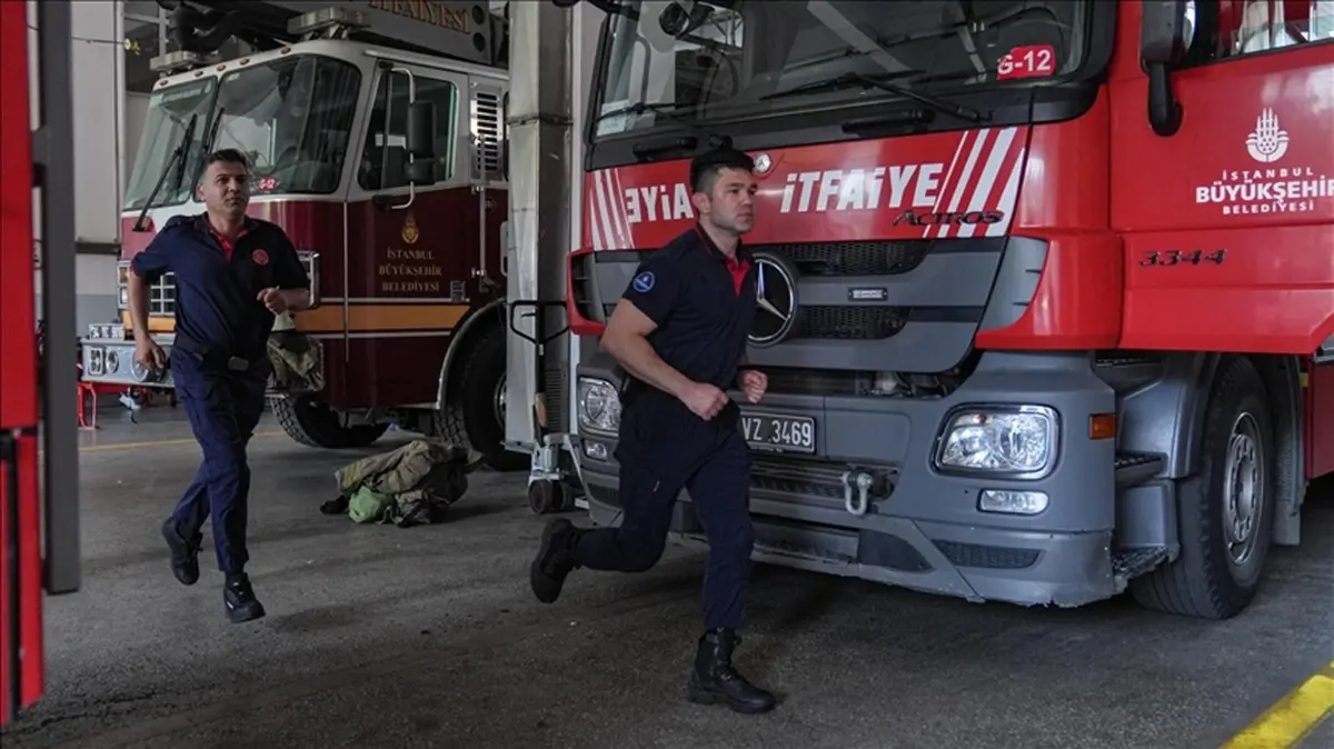 Fatih'te yangın paniği! Tamirhaneden yan binaya sıçradı