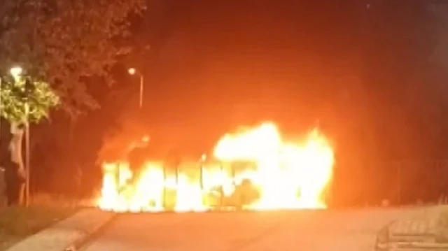 Beykoz’da seyir halindeki İETT otobüsü alevlere teslim oldu: Geriye demir yığını kaldı