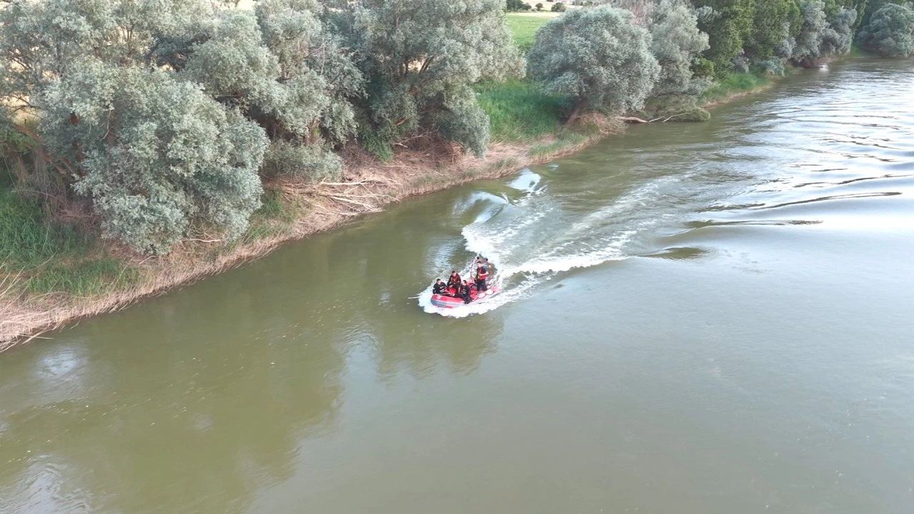 Oğlunu kurtarmak için girdiği nehirin akıntısında kayboldu
