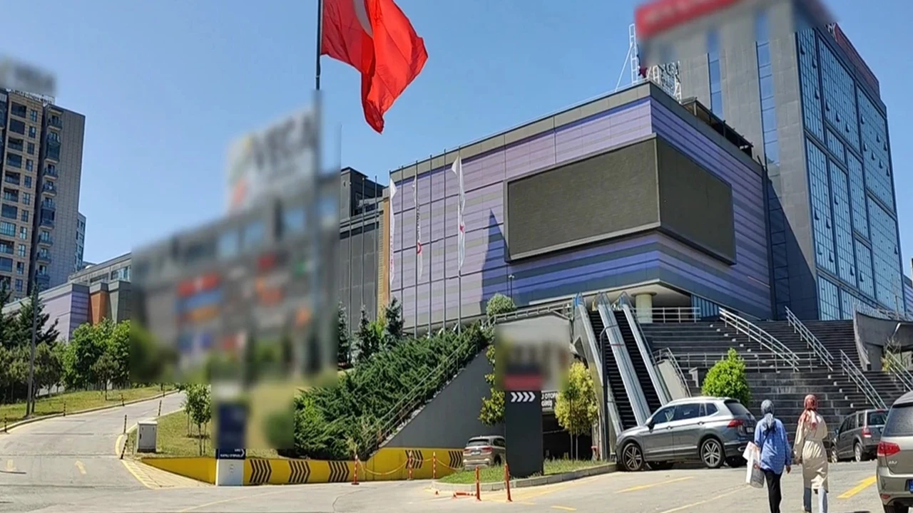 AVM'ye silahlı saldırı: O anlar güvenlik kamerasında