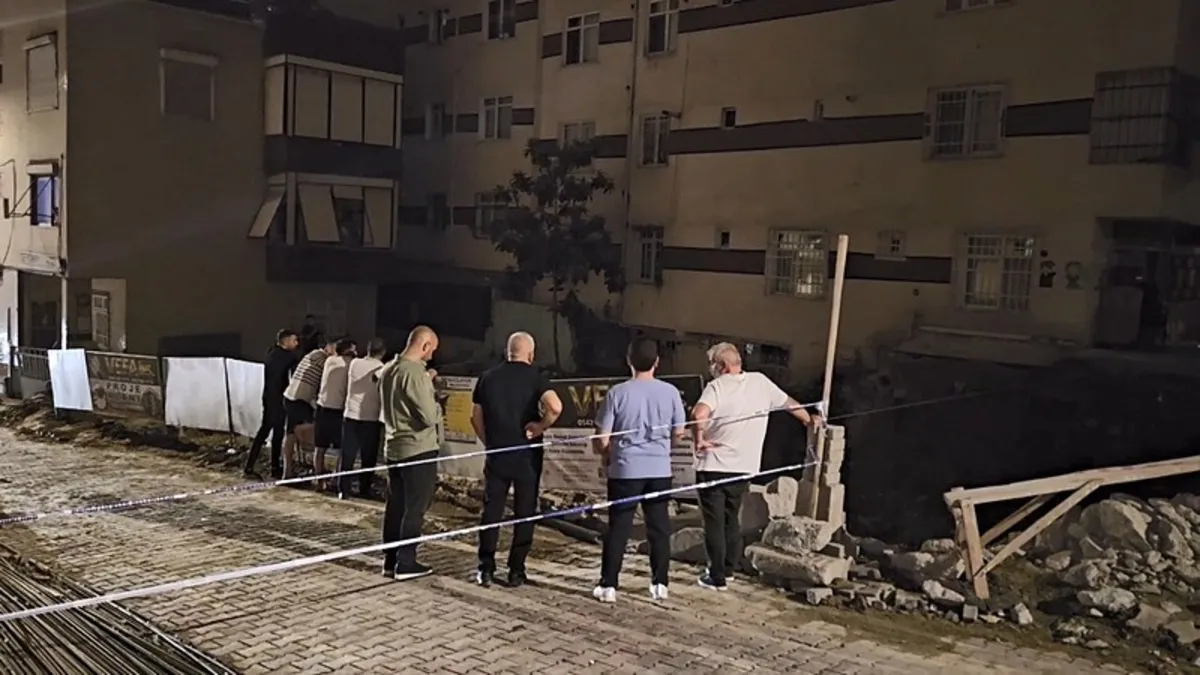 Bahçelievler’de kolonlarından sesler gelen 6 katlı apartman tahliye edildi