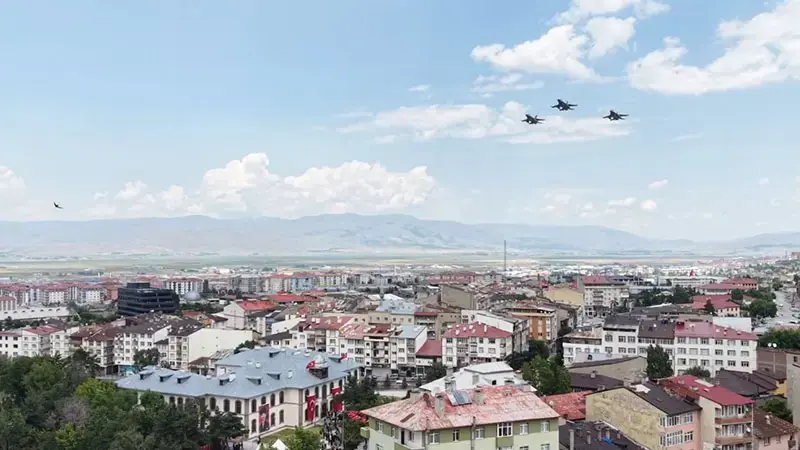 Hava Kuvvetlerinden Erzurum Kongresi'nin yıl dönümüne özel selamlama uçuşu
