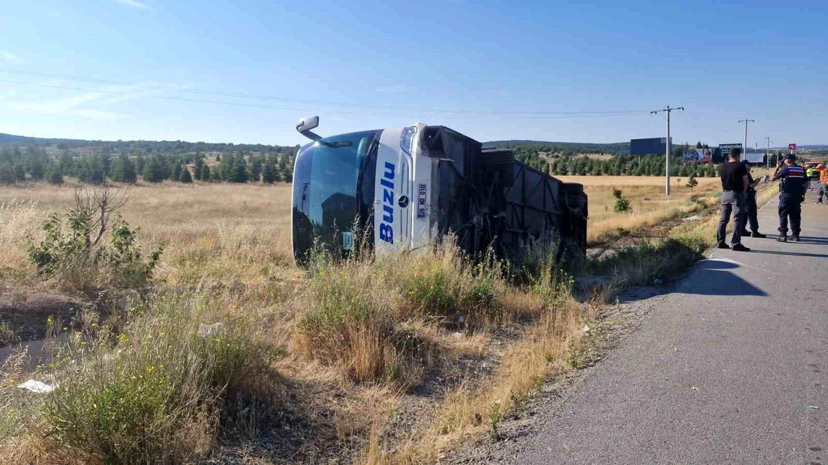 Eskişehir'de yolcu otobüsü devrildi: 24 yaralı
