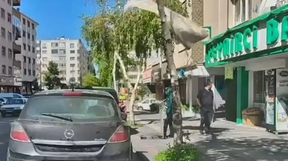Erzurum'da 7. kattan düşen halı kadının başına isabet etti