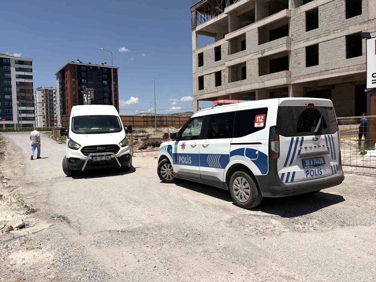 İnşaatın 4. katından düşen işçi ağır yaralandı
