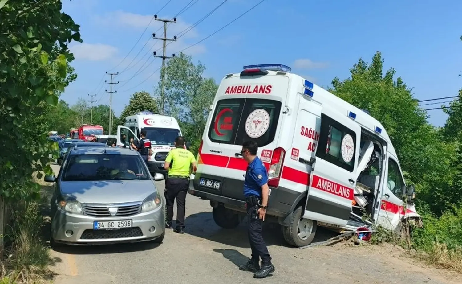 Ambulans köprüde kontrolden çıktı! Dere yatağına düşmekten son anda kurtuldu