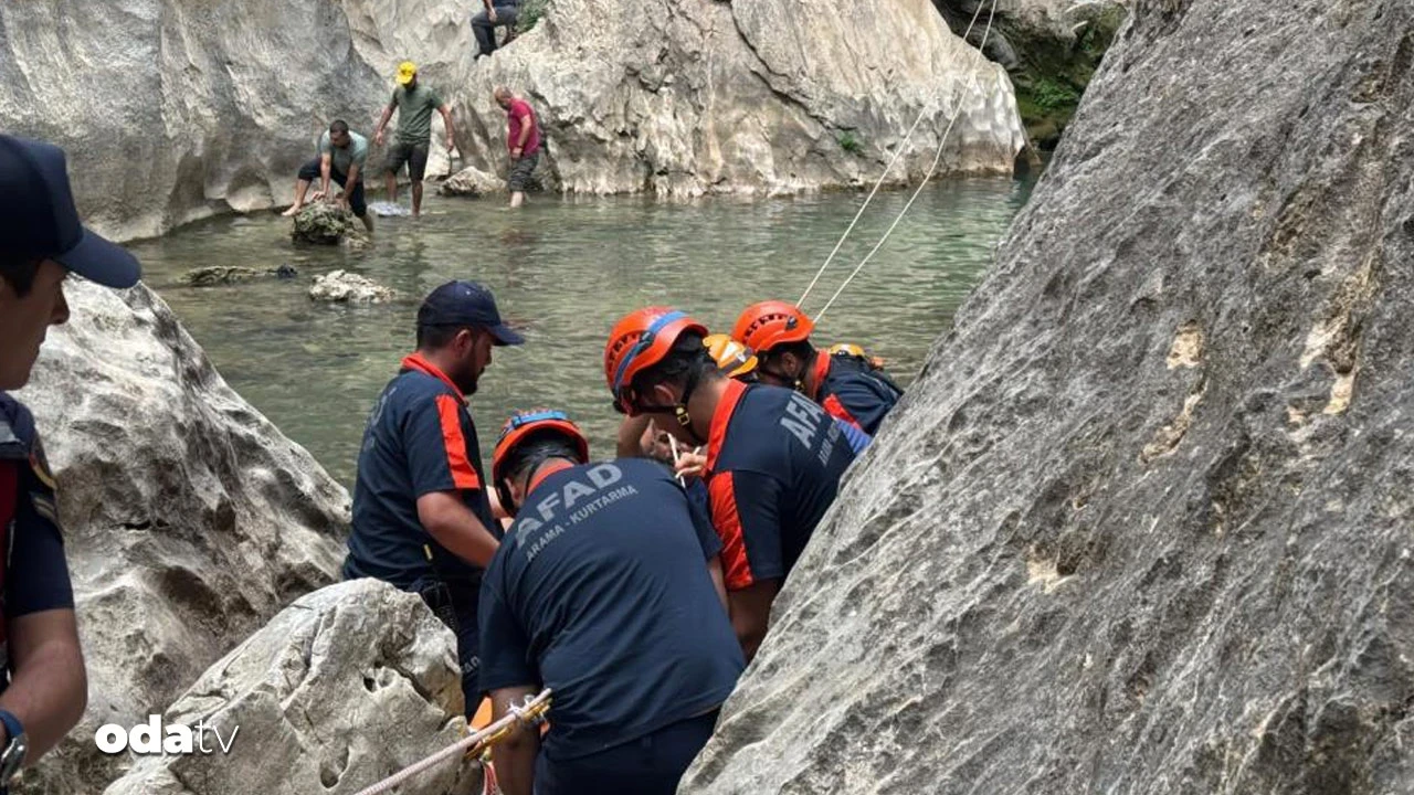 Kayalıklardan düşen yaralı çocuk kurtarıldı