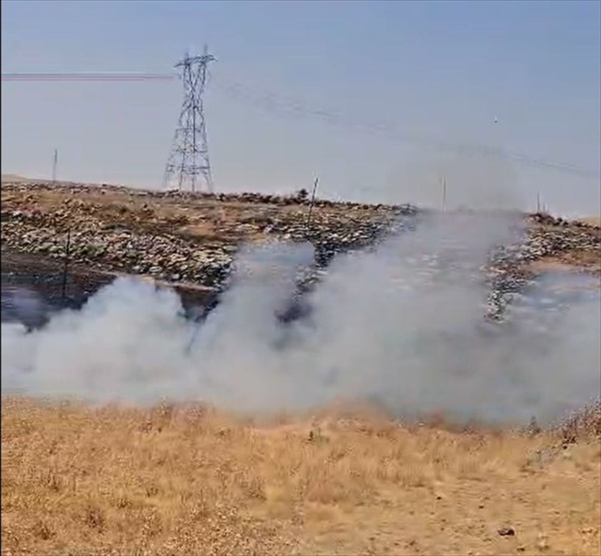 Şırnak'ta Ziraat Fakültesi bahçesinde başlayıp çevreye yayılan anız yangını söndürüldü