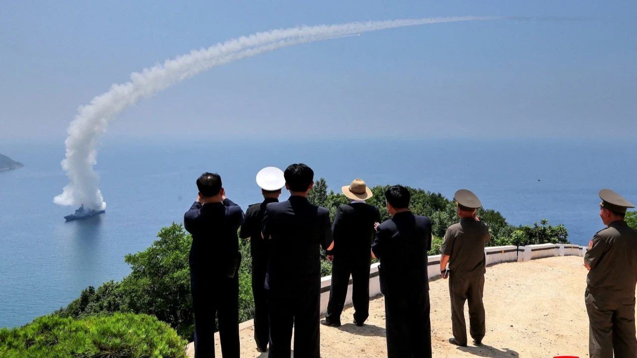Onarılsan savaş gemisi sahada: Kim Jong Un'dan dikkat çeken talimat