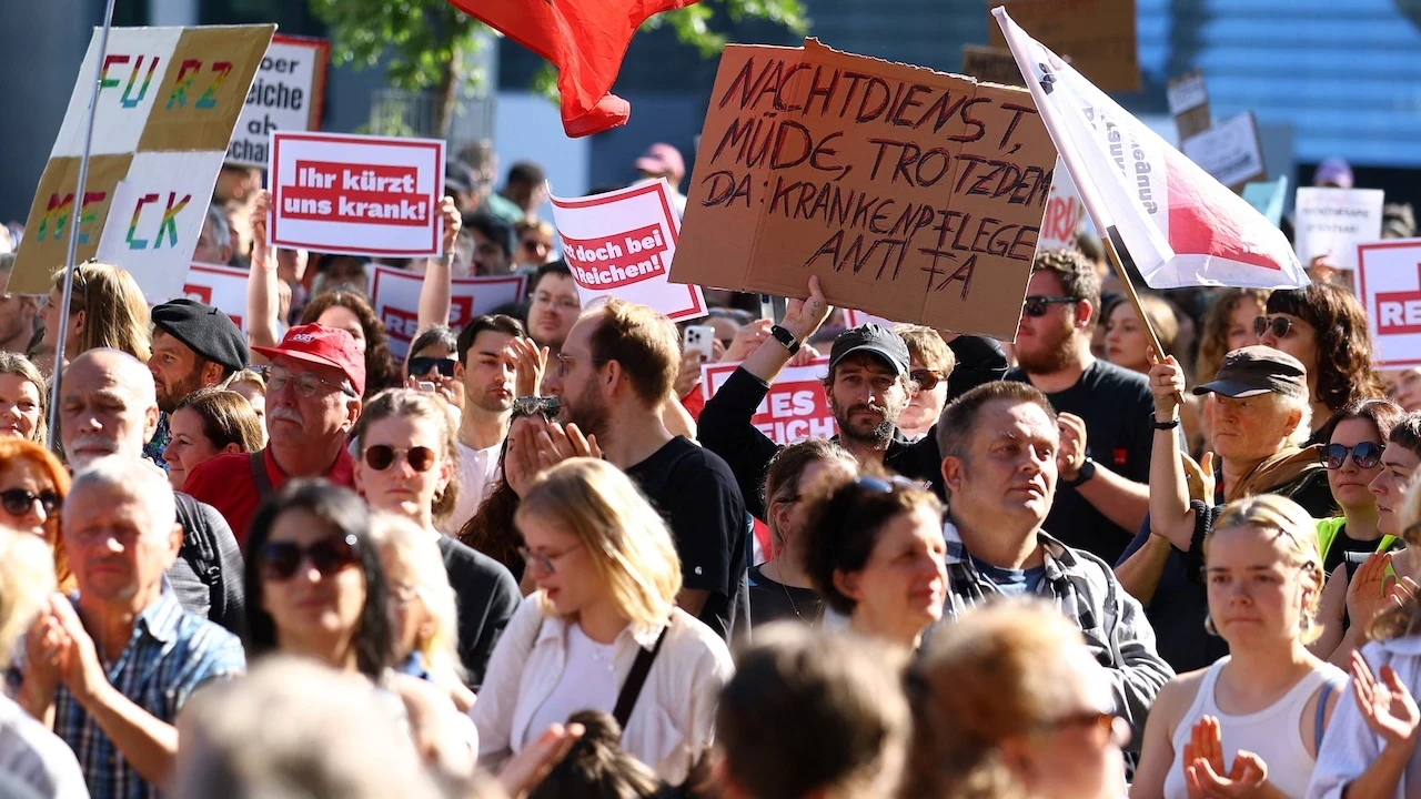 Almanlar sağlık reformunu protesto etti