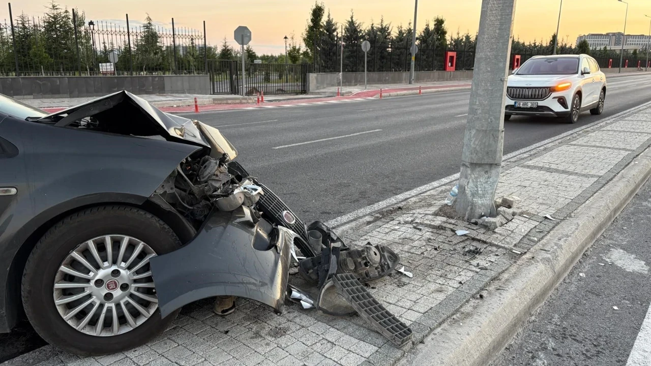 Kayseri'de kontrolden çıkan otomobil aydınlatma direğine çarptı: 1 yaralı