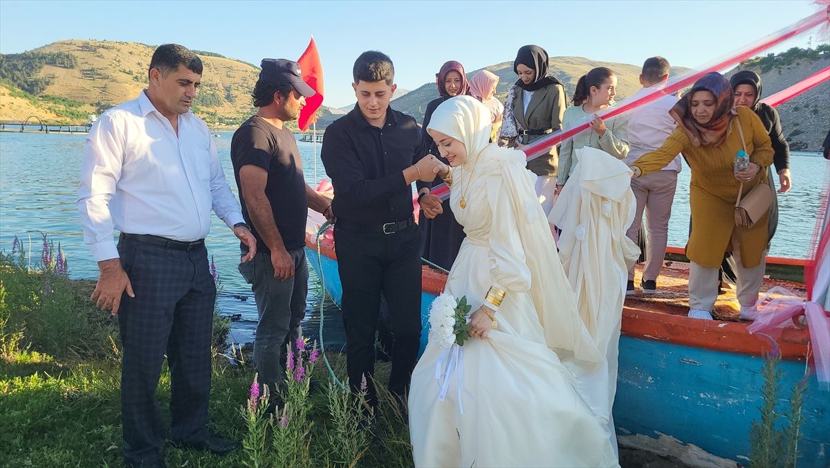 Çat Barajı'ndaki "yüzen adalar"da ilk nikah kıyıldı