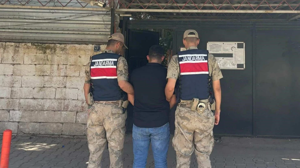Şanlıurfa'da jandarmadan kaçamadı: 5 yıldır aranan yağma firarisi şafak operasyonuyla yakalandı