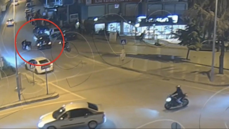Polis nefes borusu tıkanan sürücüyü Heimlich manevrasıyla kurtardı