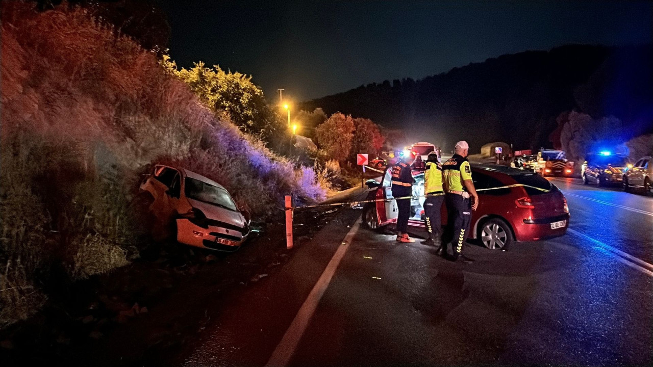 Hatalı sollama zincirleme kaza getirdi! 4 ölü 11 yaralı