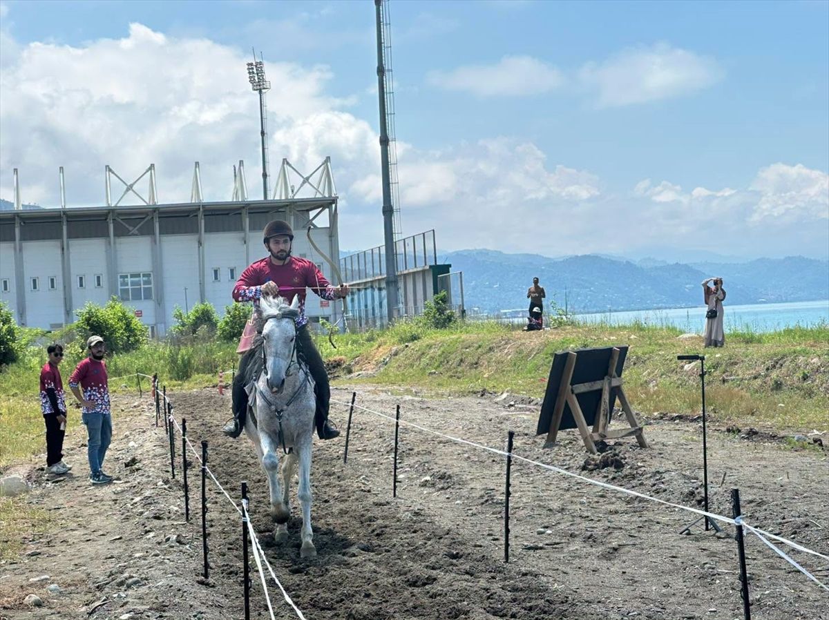 Trabzon'da atlı okçuluk ve binicilik sporları Singapur ekibine tanıtıldı