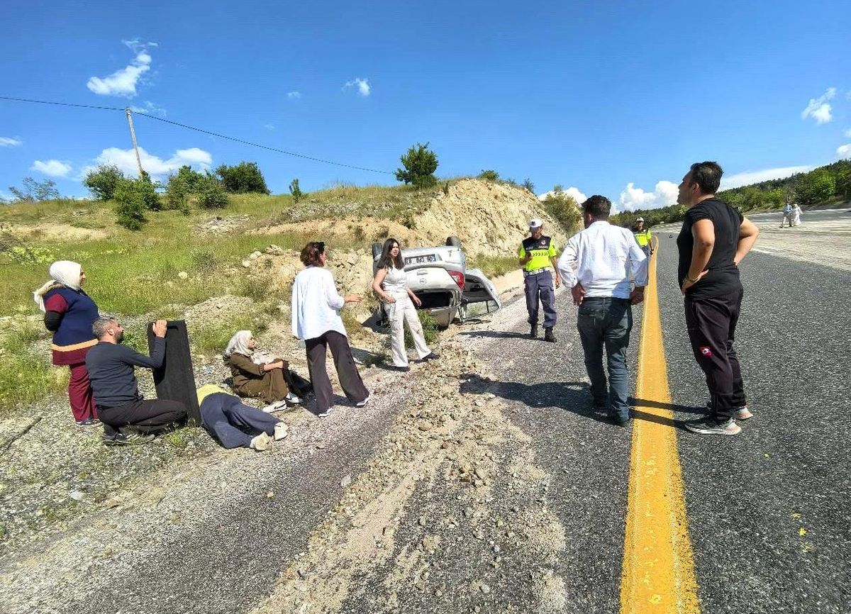Elazığ'da otomobil takla attı: 3 yaralı