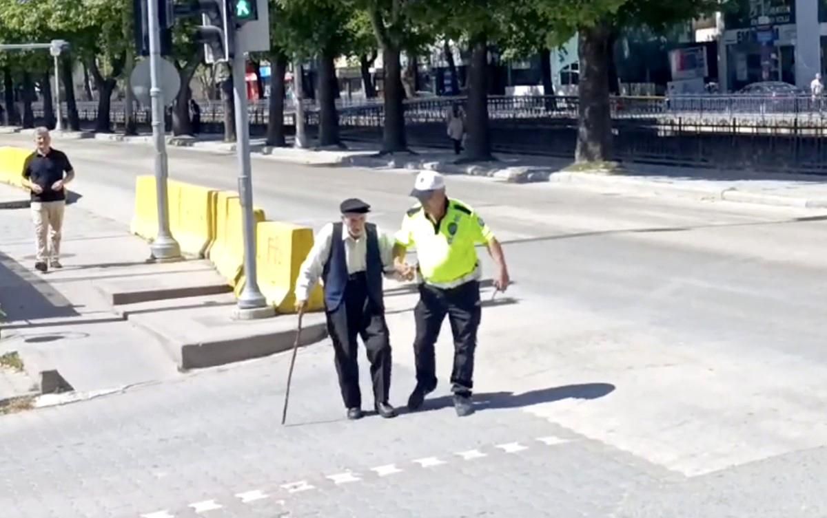 Trafik polisinin yürümekte zorlanan yaşlı adama yardımı yürekleri ısıttı