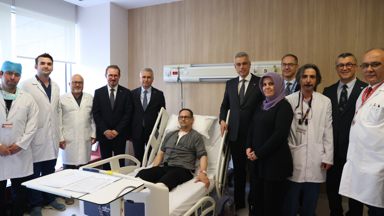 Sağlık Bakanı Memişoğlu, yerli kalp akciğer makinesiyle ameliyat edilen ilk hastayı ziyaret etti