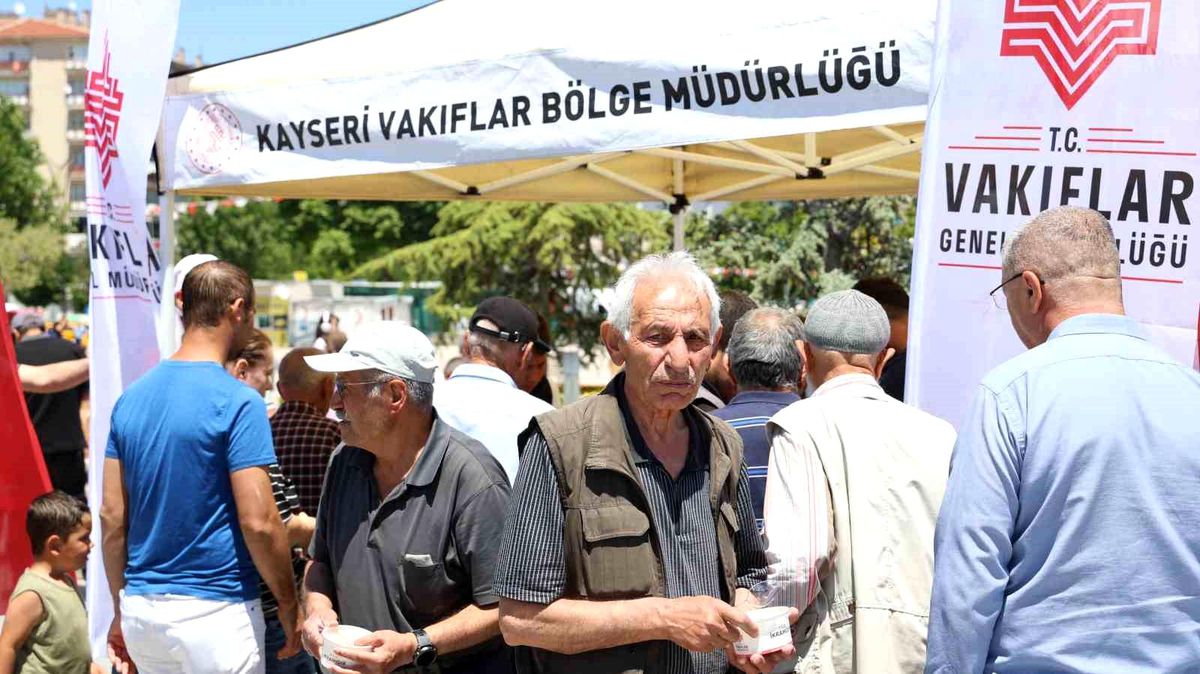 Kırşehir'de aşure almak isteyenler uzun kuyruklar oluşturdu
