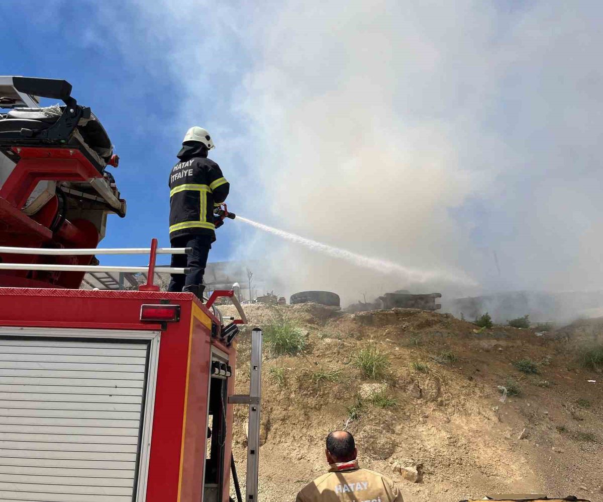 Hatay'da Şantiye Deposu Alevlere Teslim Oldu