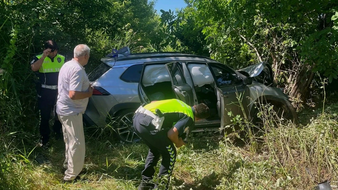 Lastiği patlayan cip şarampole uçtu: 3 yaralı