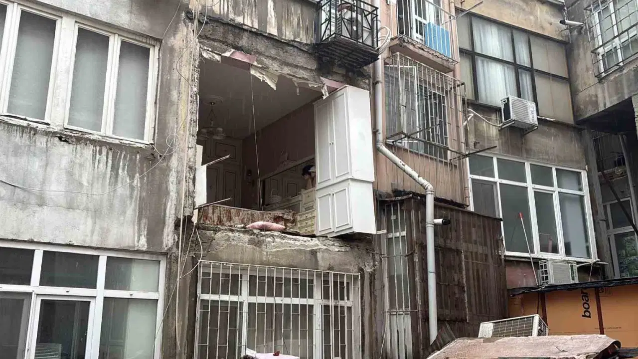 Nişantaşı’nda binanın duvarı çöktü: Mahalleli deprem oldu zannetti