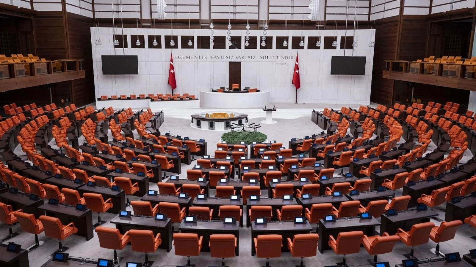 Özgür Özel ve 11 vekilin dokunulmazlık dosyası TBMM'de