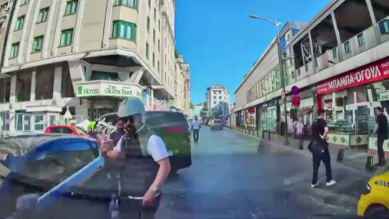 Beyoğlu'nda yol verme kavgası! "Boksörüm, çeneni kırarım" tehdidi kamerada