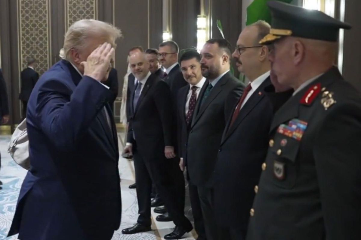 Beştepe'de tarihi anlar! Trump, Ankara Garnizon Komutanı'nın önünde esas duruşa geçti